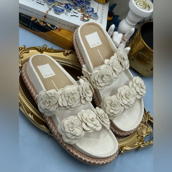 🆕 DOLCE VITA 🧿 NWOB Sherla White Raffia Floral Applique Slide Sandals, Sz 7